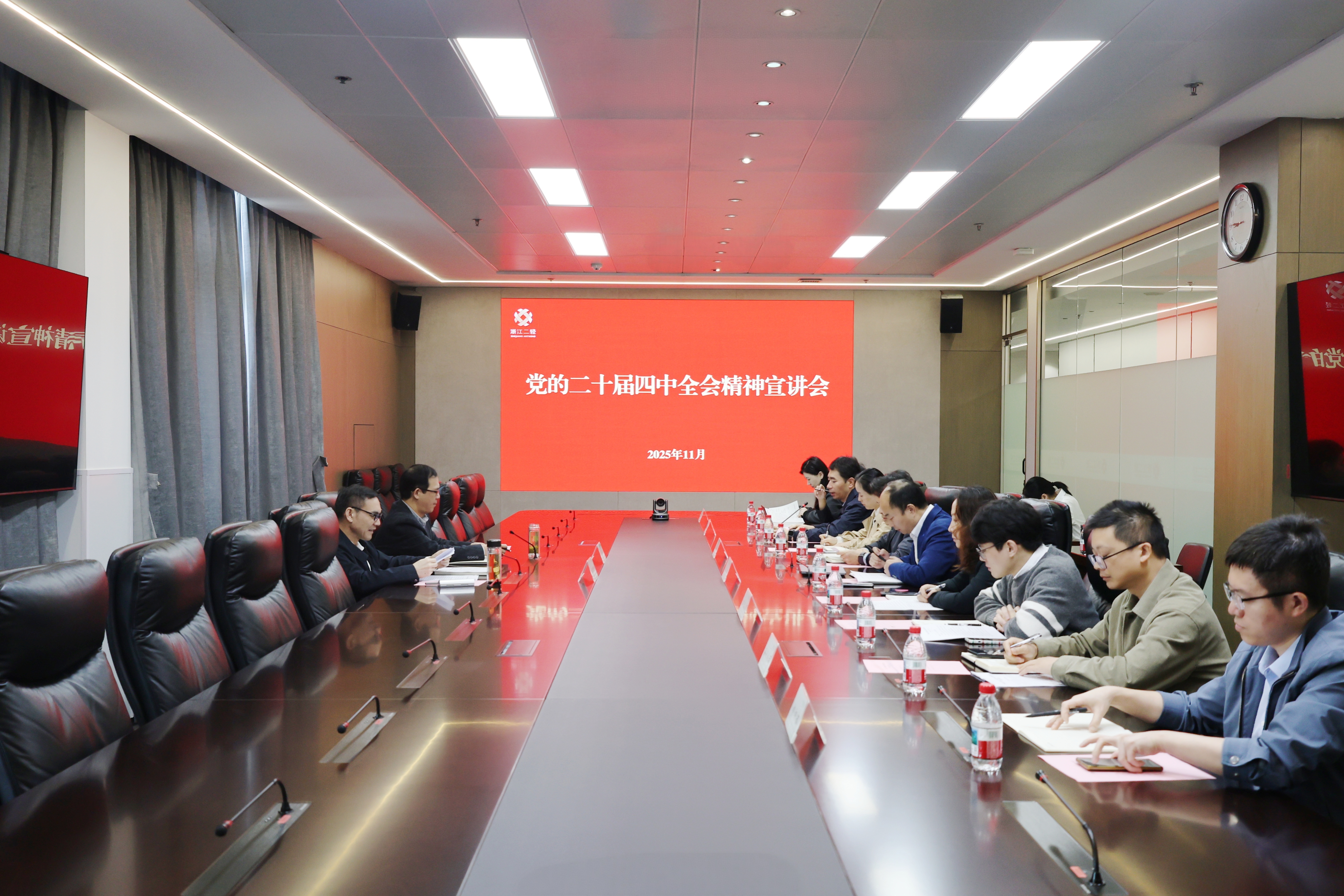 孙哲君向高层次人才宣讲党的二十届四中全会精神