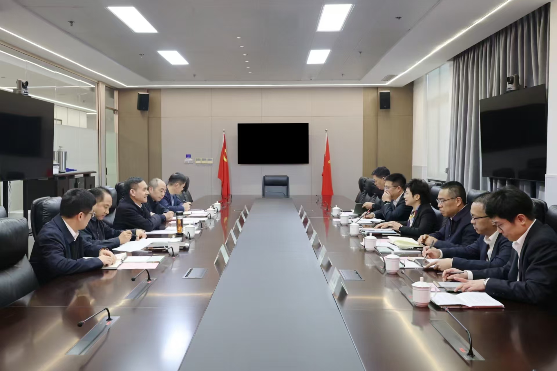 农业银行浙江省分行行长谭敦宇一行到访省二轻集团