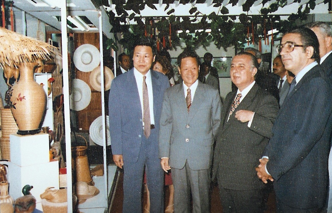 web2、1982年副总经理王维祥同志在塞浦路斯国际博览会担任中国馆馆长时向总统斯皮基普里亚努介绍我司商品.jpg