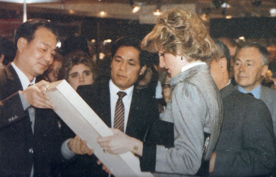 web3、1985年汪洁总经理在英国伦敦《理想家庭博览会》上向戴安娜王妃赠送《戴安娜王妃》刺绣像。王妃连连称赞“非常像”.jpg