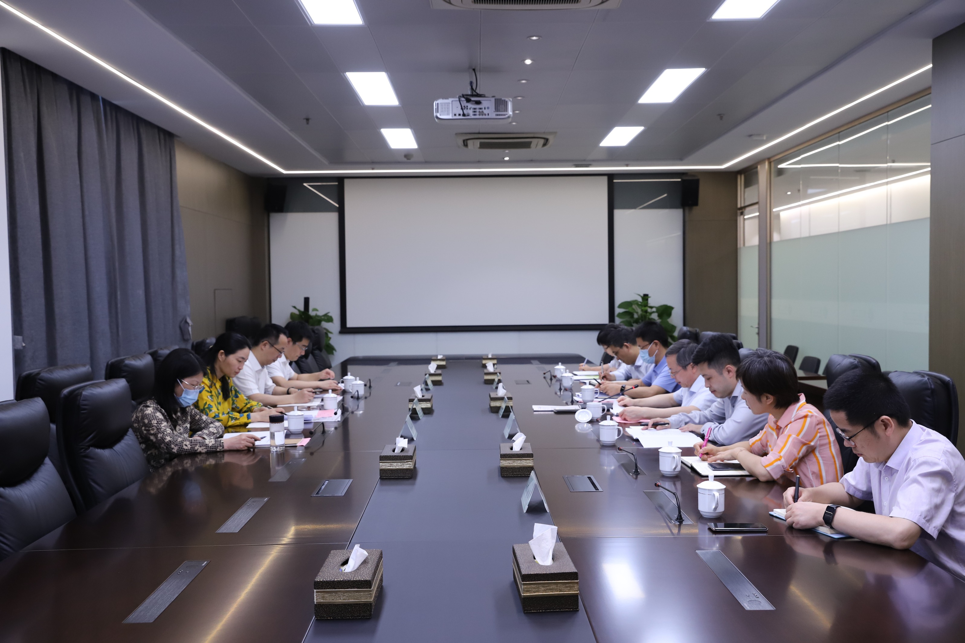 省国资委副主任顾涛一行到省二轻集团调研指导