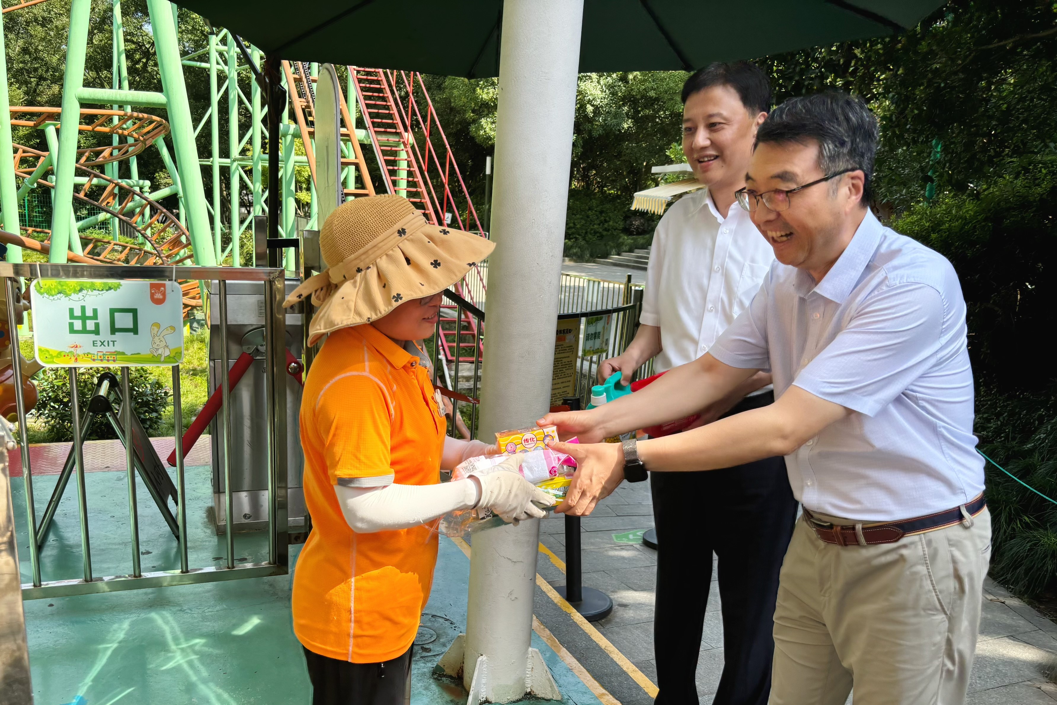 盛夏送清凉 关爱沁人心 省二轻集团开展高温慰问活动